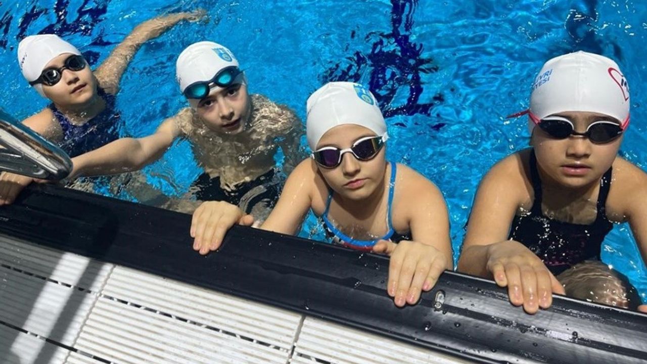 Yüzme akademisi öğrencileri başarıya doymuyor