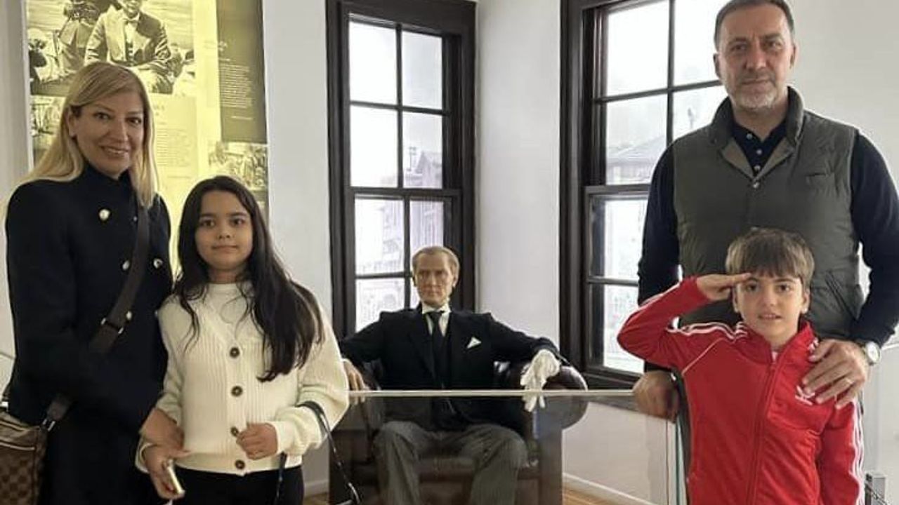 Atatürk'ün evini ziyaret etti
