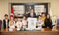 Balcıoğlu tenisçi çocukları tebrik etti