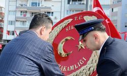 Atatürk'e çelenkler sunuldu