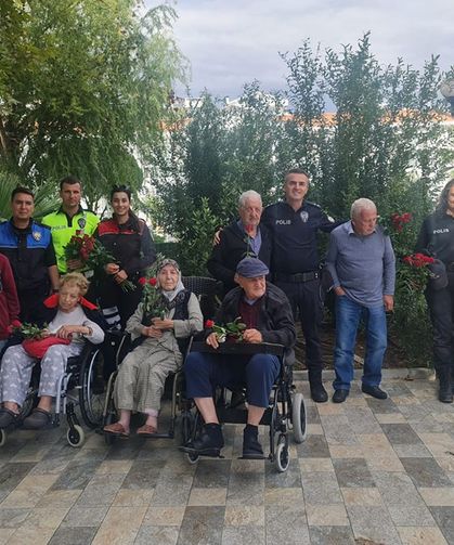 Silivri polisinden yaşlılara jest