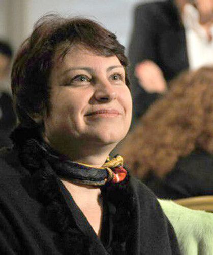 Emine Tarin istifa etti.