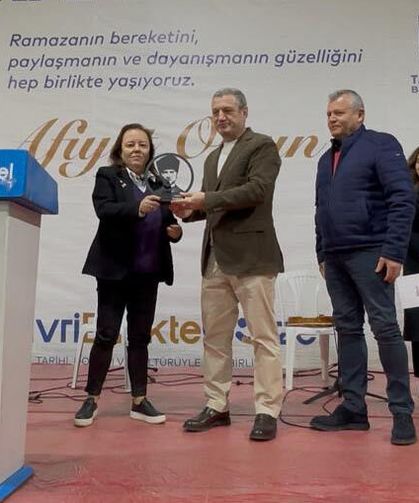 Demir'e teşekkür plaketi