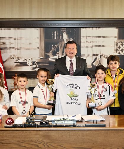 Balcıoğlu tenisçi çocukları tebrik etti