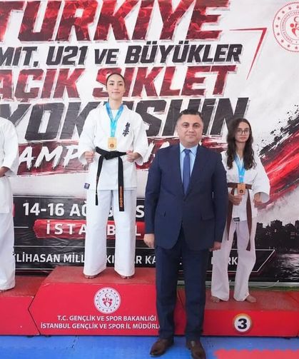 Silivrili gençler madalyaları paylaştı