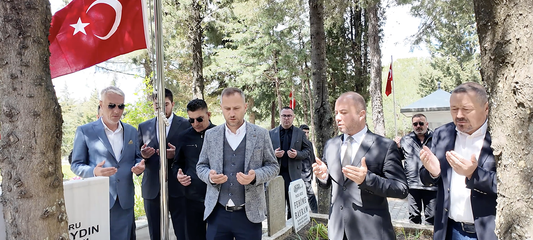 Önce şehitlere sonra makamına gitti
