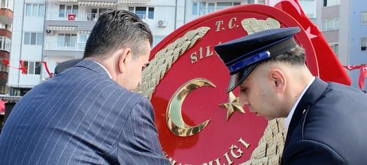 Atatürk'e çelenkler sunuldu
