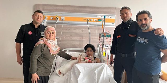 Tozlu enkazdan kurtardığı Ayşegül'ü ziyaret etti
