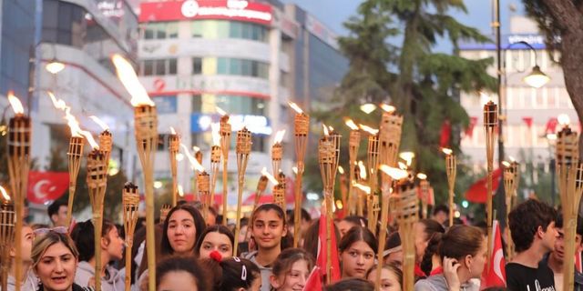 Gençler Atatürk için yürüdü