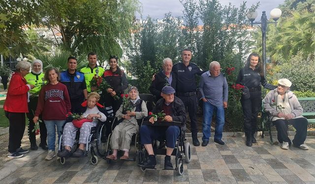 Silivri polisinden yaşlılara jest