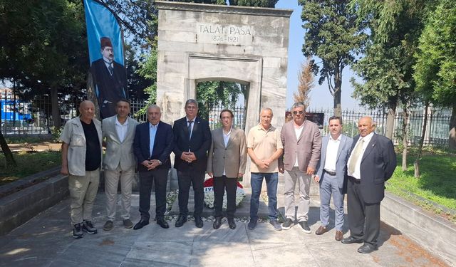 İYİ Partililer Talat Paşa anıtını ziyaret etti