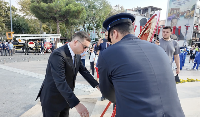 Atatürk Anıtı'na çelenkler sunuldu