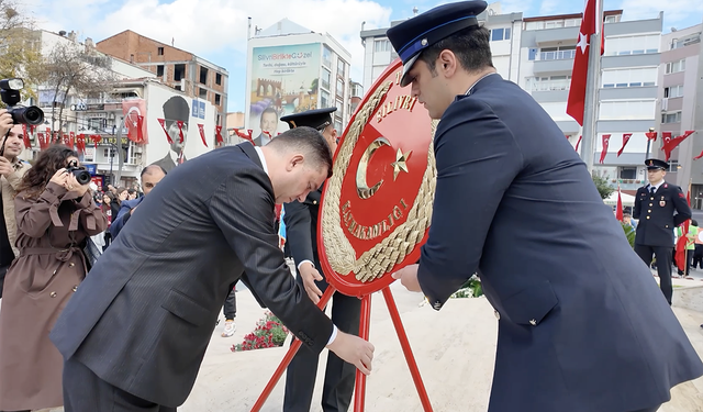 Ata'ya çelenkler sunuldu