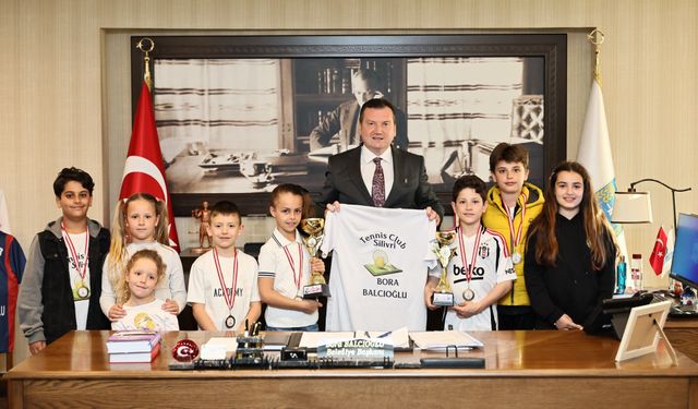 Balcıoğlu tenisçi çocukları tebrik etti