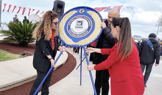 Atatürk Anıtı'na çelenkler sunuldu