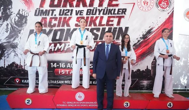 Silivrili gençler madalyaları paylaştı
