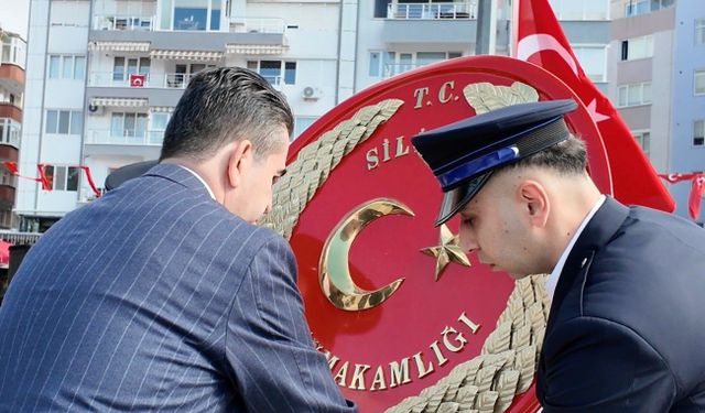 Atatürk'e çelenkler sunuldu