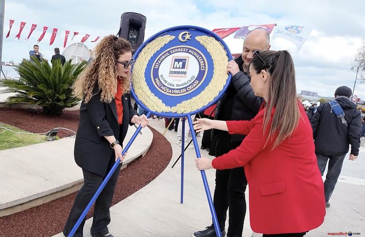 Atatürk Anıtı'na çelenkler sunuldu