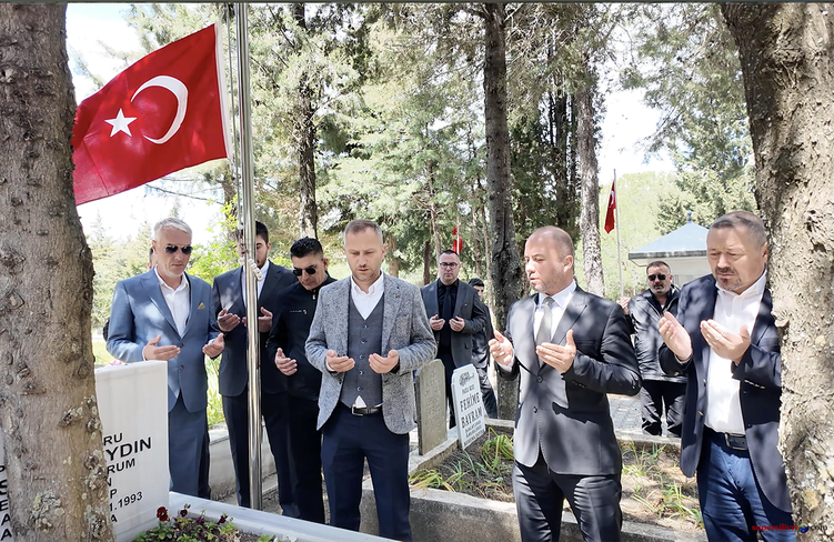 Önce şehitlere sonra makamına gitti