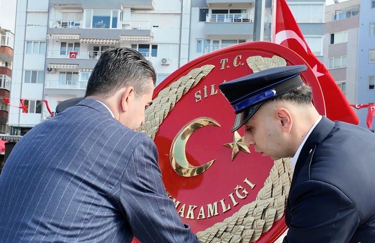 Atatürk'e çelenkler sunuldu