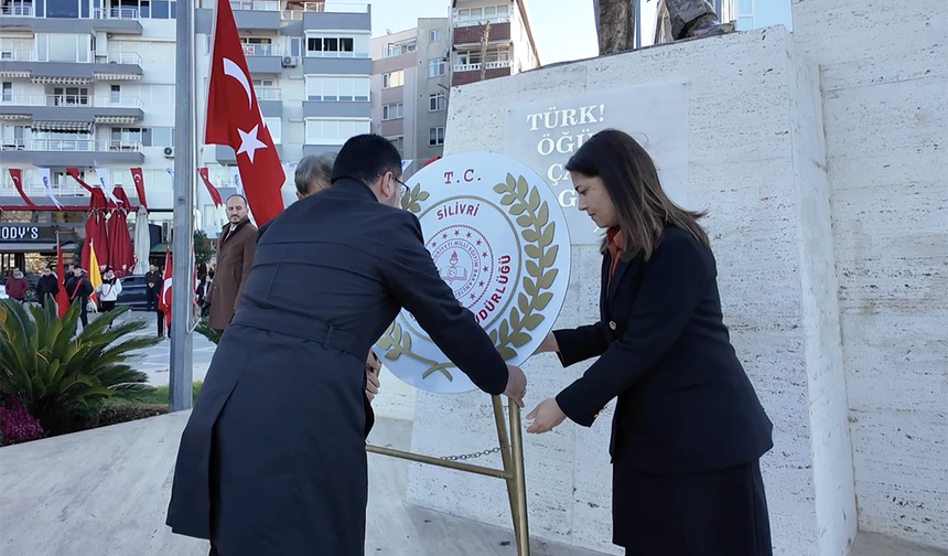 Öğretmenler Ata'ya çelenk sundu