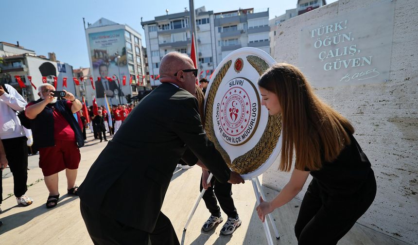 Ata'ya çelenk sunuldu