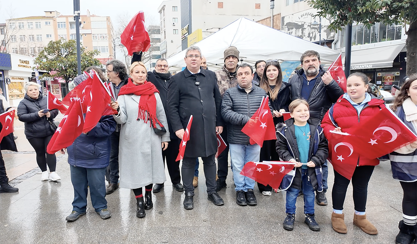 İYİ Parti bayrak dağıttı