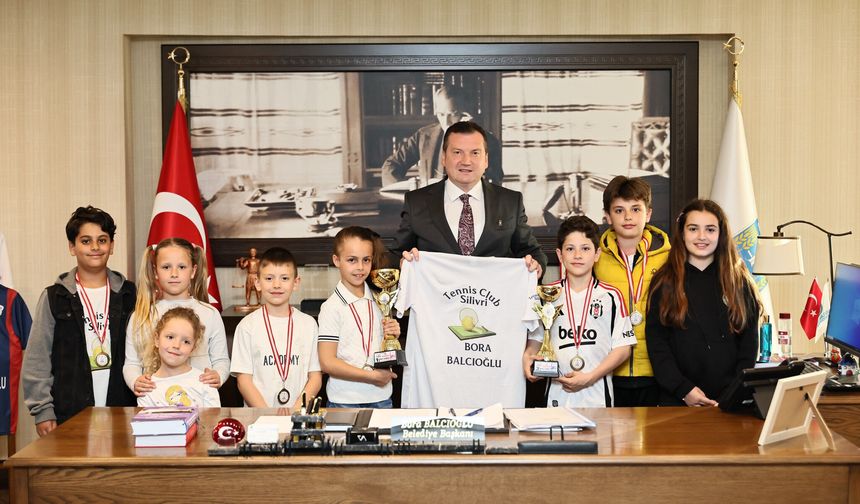 Balcıoğlu tenisçi çocukları tebrik etti
