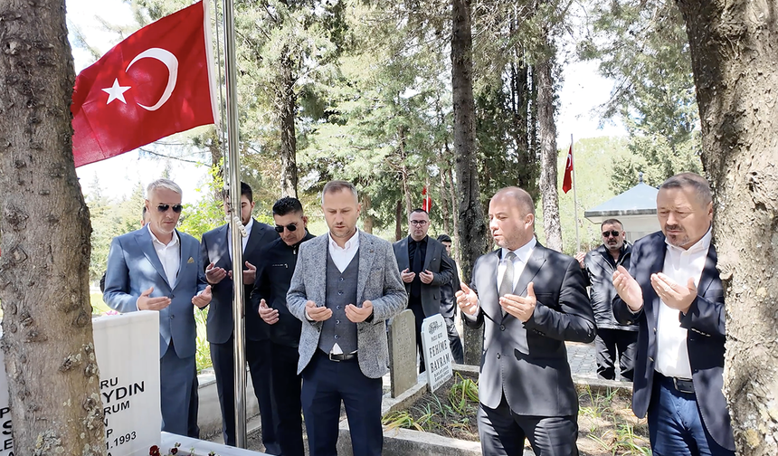 Önce şehitlere sonra makamına gitti