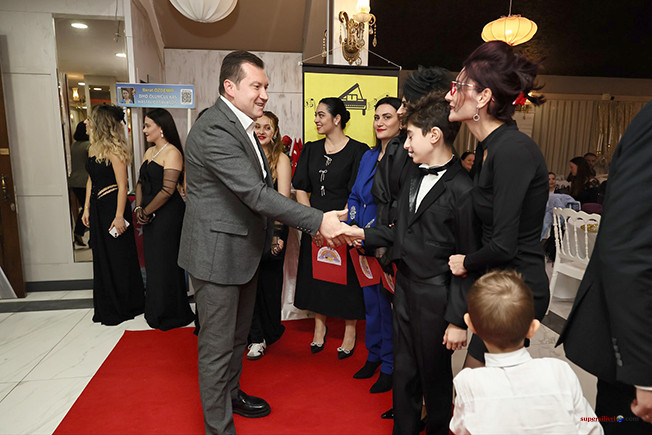 573288800 1185900843600421 4180418868942630698 N